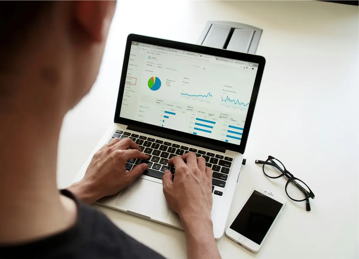 Persona revisando en su computador su situación en registros comerciales en Chile