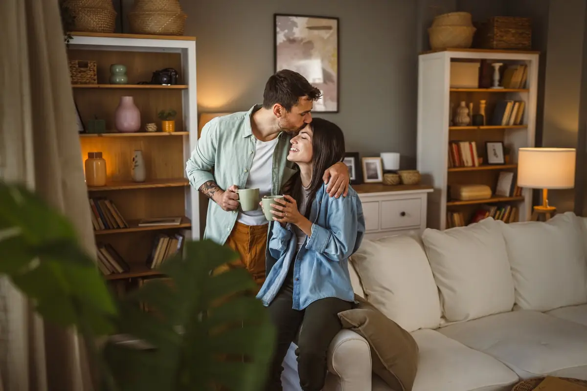 Pareja conversando tranquila en su hogar tras ordenar su situación financiera