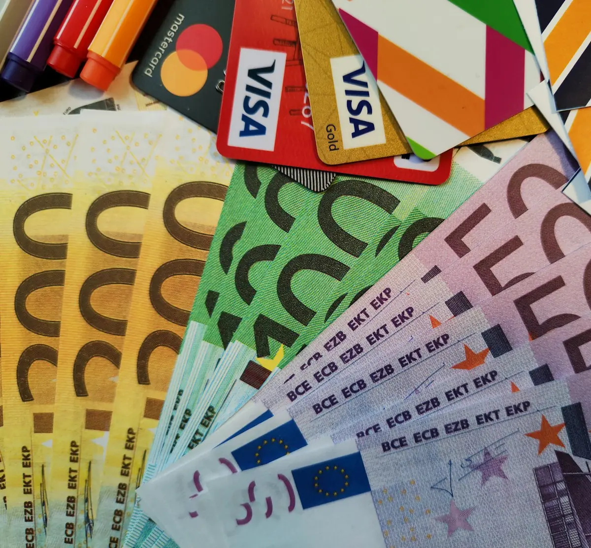 Distintos tipos de tarjetas de crédito y productos financieros que representan los tipos de deuda en Chile